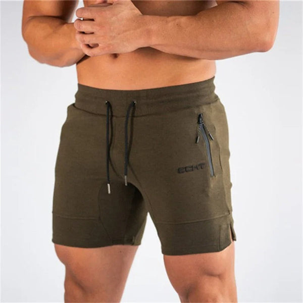 Mannelijke model draagt olijfgroene sportshorts met trekkoord en zakken, ideaal voor fitness en casual wear. Comfortabele en stijlvolle herenkleding.