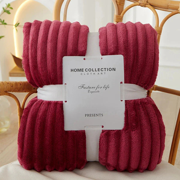 Rode fleece deken van Home Collection, zacht en geribbeld, perfect voor woonkamerdecoratie en comfort. Ideaal als cadeau of voor dagelijks gebruik.