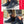 Donkerblauwe sneakers met rode accenten, gedragen door een model op een besneeuwde achtergrond. Ideaal voor wintermode en casual outfits.