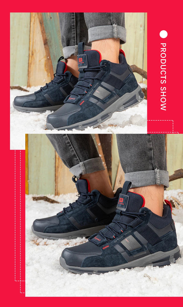 Donkerblauwe sneakers met rode accenten, gedragen door een model op een besneeuwde achtergrond. Ideaal voor wintermode en casual outfits.