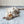 Grijze kat speelt met pluche vogel op blauw tapijt, schattige huisdierfoto, kattenliefhebbers, speelse kat, huisdieraccessoires, interieur.