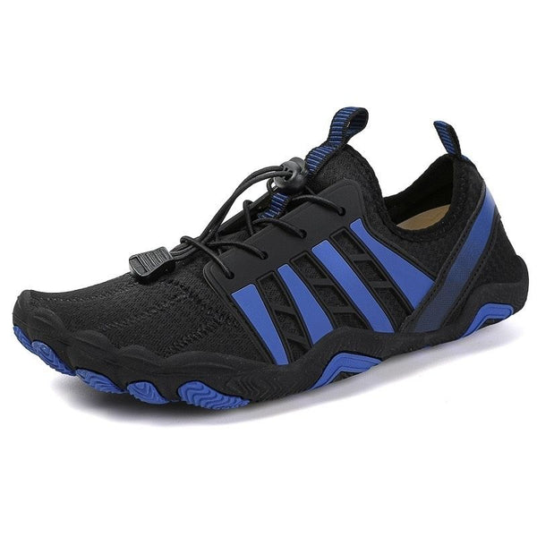 Zwarte en blauwe waterschoen met antislip zool, ademend mesh bovenwerk en elastische vetersluiting. Ideaal voor outdoor activiteiten en watersport.