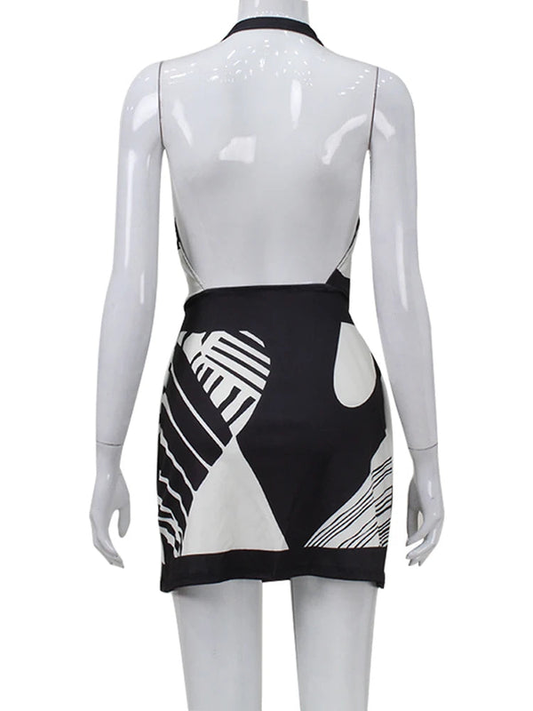Zwart-witte halterjurk met abstracte print, open rug en grafische patronen. Modieuze dameskleding, perfect voor zomer- en avondoutfits.