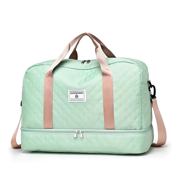 Mintgroene weekendtas met beige handvatten en verstelbare schouderriem, ideaal voor reizen. Ruim hoofdvak en onderste compartiment met rits.