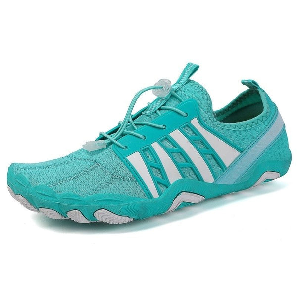 Turquoise minimalistische hardloopschoen met witte accenten, ademend mesh bovenwerk en flexibele zool, ideaal voor sport en outdoor activiteiten.