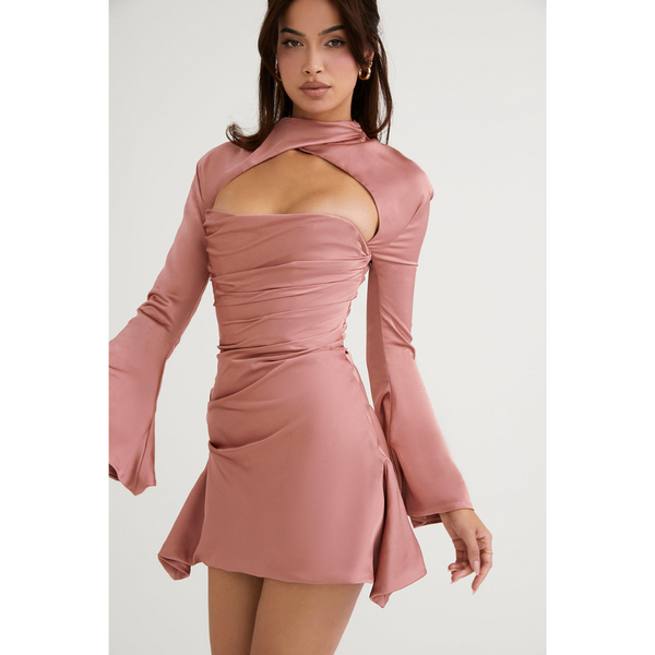 Vrouw in roze satijnen jurk met lange mouwen en open halslijn, modieuze avondkleding, elegante damesmode, trendy outfit voor speciale gelegenheden.
