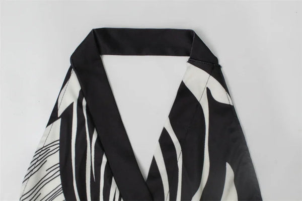 Zwart-witte haltertop met abstract zebrapatroon, modieuze dameskleding, trendy zomeroutfit, stijlvolle print, elegante halslijn.