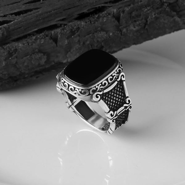 Zilveren herenring met zwarte onyx steen, gedetailleerd gegraveerd, elegant design, perfect voor stijlvolle mannen, sieradenaccessoire.