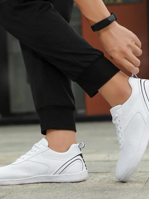 Witte sneakers voor heren, casual en stijlvol, met zwarte accenten. Perfect voor dagelijks gebruik. Comfortabele pasvorm, trendy design.