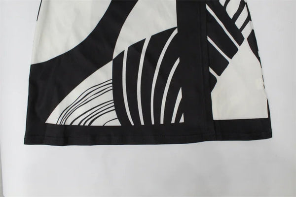 Zwart-witte abstracte print op stof, met geometrische patronen en lijnen. Ideaal voor modeontwerp, interieurdecoratie en textielkunst.