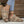 Beige sandalen met gevlochten bandjes en sleehak, gedragen met enkelbandje en spijkerbroek. Trendy zomerschoenen voor dames.