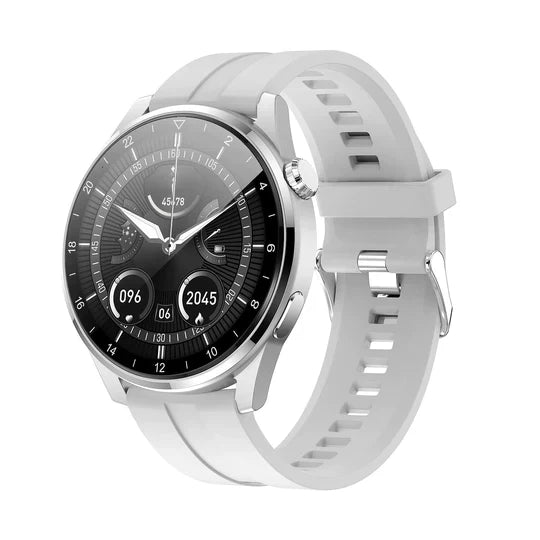 Zilveren smartwatch met wit siliconen bandje, ronde wijzerplaat en digitale display. Geschikt voor fitness en dagelijkse activiteiten.
