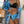 Vrouw in blauwe tropische bikini en kimono, poseert voor luxe merkdozen. Zomermode, strandkleding, stijlvolle badmode, tropisch design.