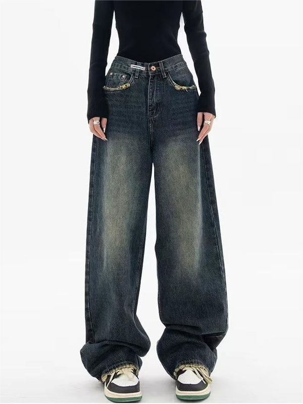 Vrouw in zwarte top en oversized baggy jeans, modetrend 2023. Casual streetwear met wijde pijpen en sneakers. Stijlvolle, moderne outfit.