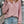 Vrouw in roze geribbelde trui met halve rits en lichte spijkerbroek, casual mode, straatstijl, trendy dameskleding, herfstoutfit.