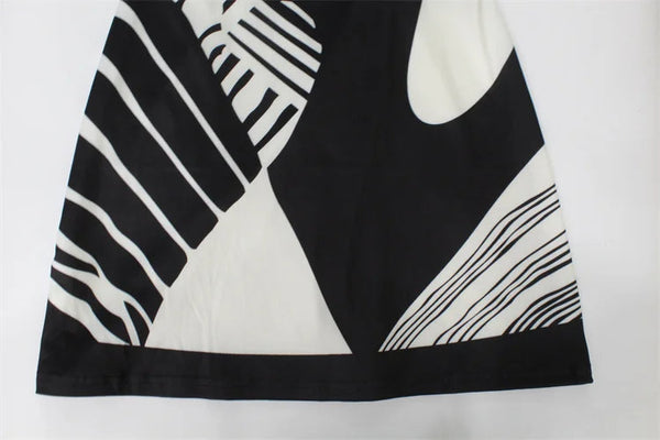 Zwart-witte abstracte jurk met geometrische patronen, strepen en vormen. Moderne mode, minimalistisch design, stijlvolle kleding.