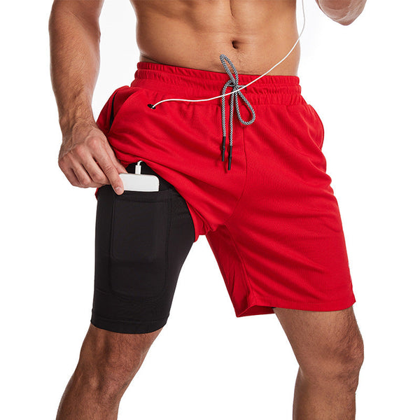 Man in rode sportshorts met zwarte compressiezak, luistert naar muziek. Ideaal voor fitness, hardlopen, sportkleding. Comfortabel en functioneel ontwerp.