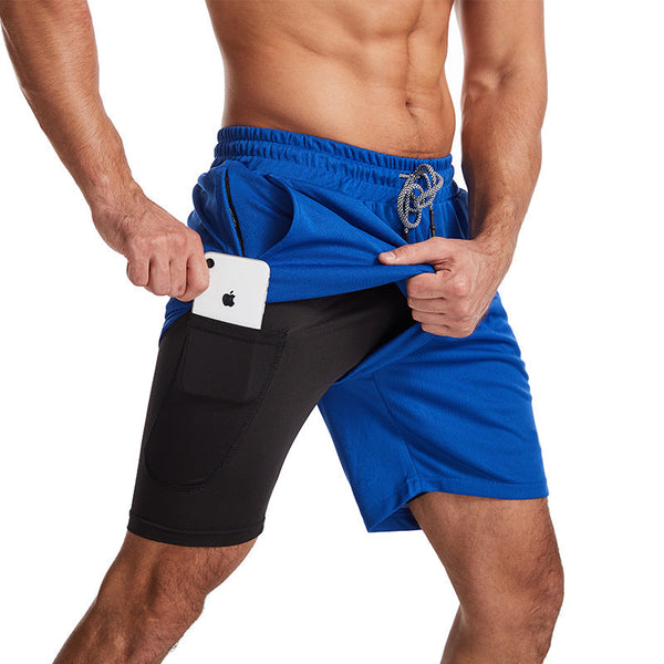 Man in blauwe sportshorts met ingebouwde zwarte zak, toont smartphone-opslag. Ideaal voor hardlopen, fitness en sportactiviteiten.