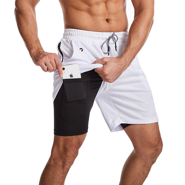 Man in sportshorts met telefoonvakje, wit en zwart design, fitnesskleding, functionele sportbroek, ideaal voor hardlopen en training.