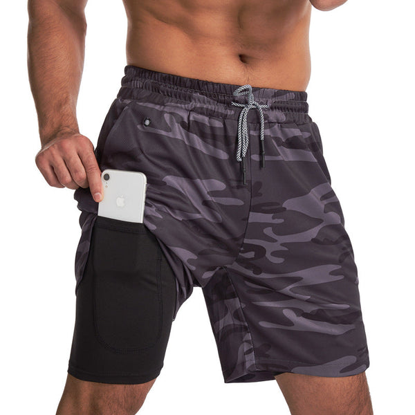 Man in camouflage sportshorts met smartphonezak, fitnesskleding, grijs en zwart patroon, ideaal voor hardlopen en training, comfortabele pasvorm.