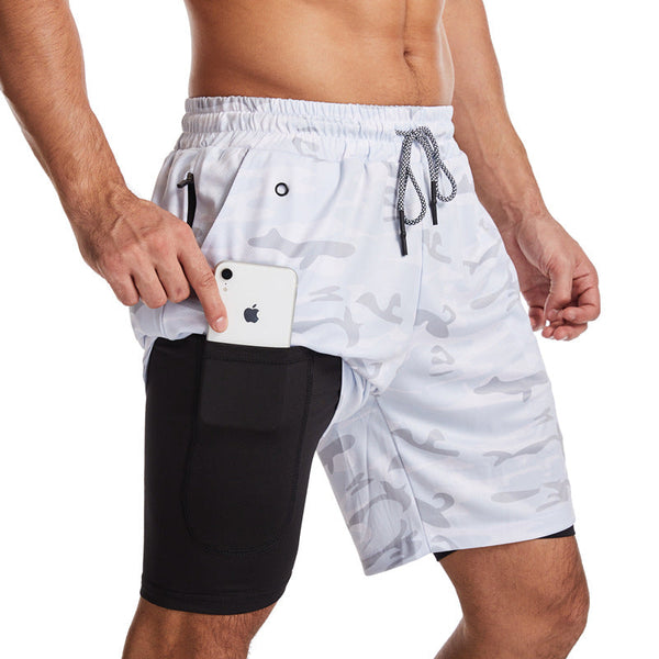 Man in sportshort met camouflageprint en ingebouwde zak voor smartphone, ideaal voor fitness en hardlopen. Comfortabele en functionele sportkleding.