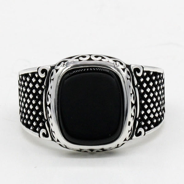 Zilveren herenring met zwarte onyx steen, gedetailleerd gegraveerd patroon, stijlvolle sieradenaccessoire, elegant design, perfect voor elke gelegenheid.
