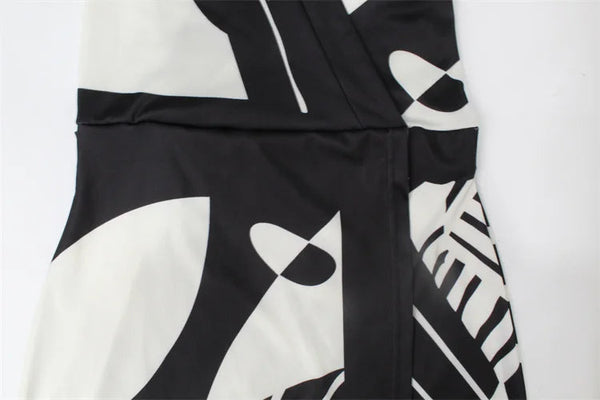 Zwart-witte abstracte jurk met geometrisch patroon, asymmetrisch ontwerp. Moderne mode, minimalistisch, trendy kledingstuk voor dames.