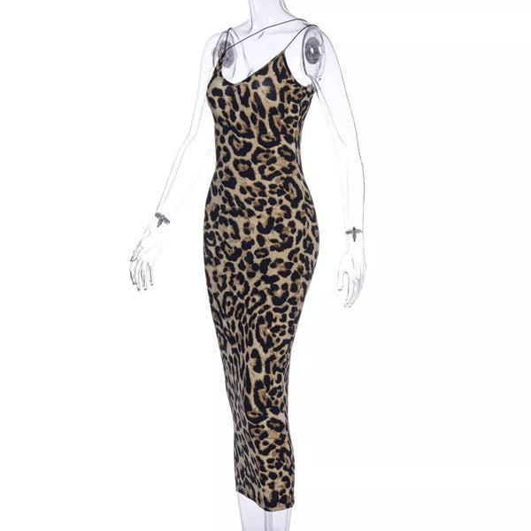 Luipaardprint maxi-jurk op doorzichtige paspop, mouwloos en aansluitend, ideaal voor modieuze dameskleding en trendy avondoutfits.