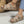 Beige dames sandalen met gevlochten band en plateauzool, gedragen met kleurrijke enkelband en jeans. Trendy zomerschoenen voor casual outfits.