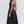 Jurk met spaghettibandjes, zwarte midi-jurk, elegante avondjurk, damesmode, stijlvolle kleding, minimalistisch ontwerp, casual chique look.