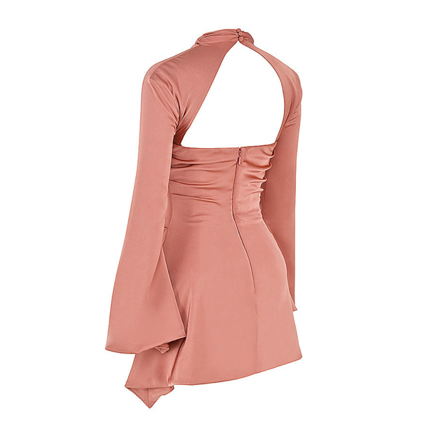 Roodroze satijnen jurk met open rug en wijde mouwen, elegante avondjurk, modetrend, dameskleding, feestjurk, stijlvolle outfit.