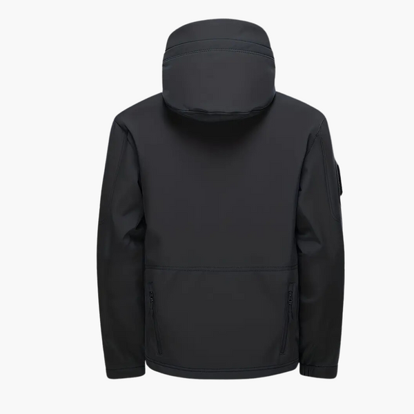 Zwarte softshell jas met capuchon, waterafstotend, ademend materiaal, ritszakken, geschikt voor outdoor activiteiten en dagelijks gebruik.