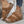 Bruine gevlochten sandalen met sleehak, gedragen met enkelbandje en jeans. Modieuze zomerschoenen voor dames, comfortabel en stijlvol.