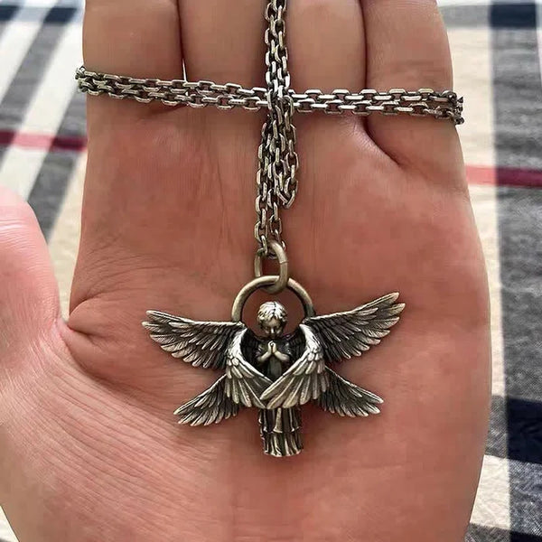 Zilveren engel hanger ketting op hand, gedetailleerd ontwerp, vleugels gespreid. Populair sieraad, roestvrij staal, unisex modeaccessoire.