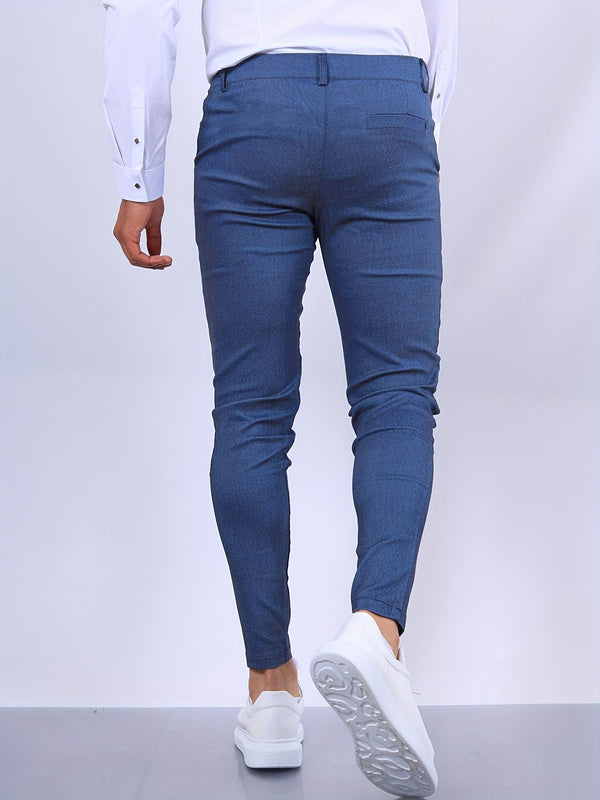 Man in blauwe slim-fit broek en witte sneakers, gezien van achteren. Stijlvolle herenmode, casual outfit, moderne kledingstijl.
