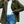 Vrouw in groene teddyjas, witte top en gescheurde jeans. Modieuze herfstkleding, casual stijl, comfortabele damesoutfit.