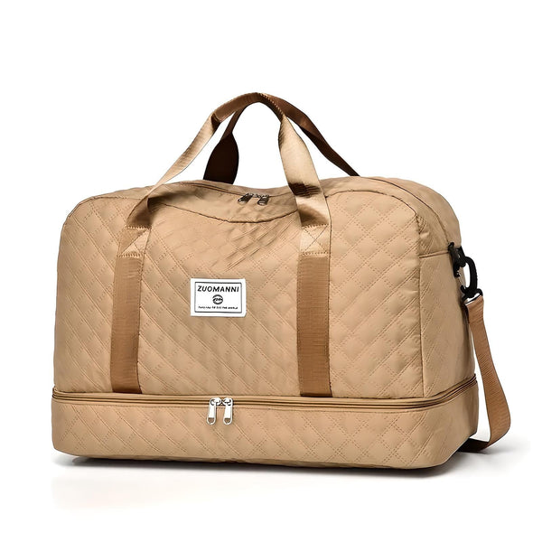 Beige weekendtas met gewatteerd patroon, dubbele handgrepen, verstelbare schouderriem en ritssluiting. Ideaal voor reizen en sport.