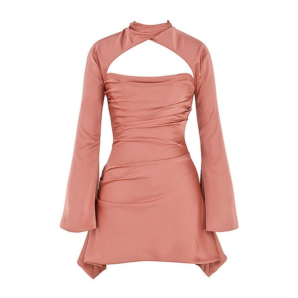 Roze satijnen jurk met lange mouwen en open schouderdetail, elegante avondjurk, modieuze dameskleding, trendy cocktailjurk.