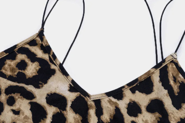 Leopardprint top met dunne bandjes, close-up. Modieuze dameskleding, trendy dierenprint, casual stijl, zomeroutfit.