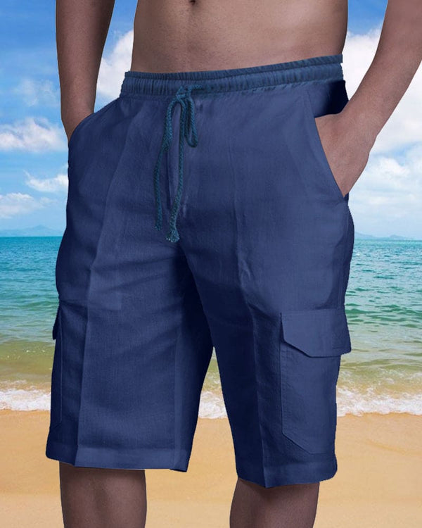 Blauwe cargoshorts voor heren op strand, comfortabele pasvorm, ideaal voor zomerse activiteiten. Perfecte strandkleding voor warme dagen.