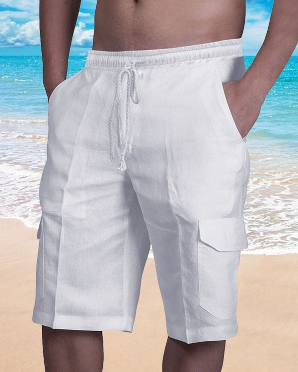 Witte linnen cargo shorts voor heren op strand, comfortabele zomerkleding, casual stijl, ideaal voor strandvakanties en warme dagen.