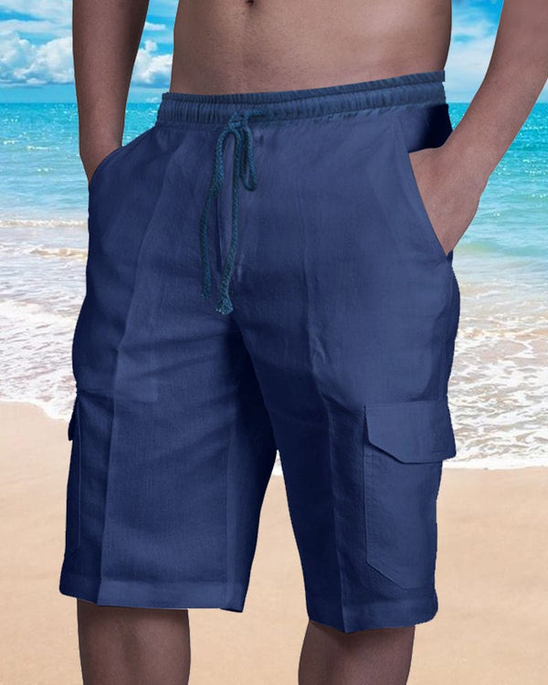 Blauwe cargoshorts voor heren op strand, comfortabele pasvorm, ideaal voor zomerse activiteiten. Perfecte strandkleding, casual en stijlvol.