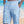 Lichtblauwe linnen cargo shorts voor heren, strandachtergrond, zomermode, comfortabele pasvorm, casual kleding, ideaal voor warme dagen.