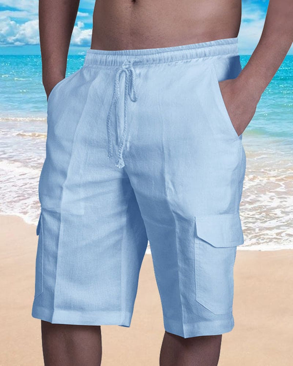 Lichtblauwe linnen cargo shorts voor heren, strandachtergrond, zomermode, comfortabele pasvorm, casual kleding, ideaal voor warme dagen.