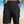 Zwarte cargoshorts voor heren met zakken, strand op de achtergrond, zomermode, comfortabele casual kleding, ideaal voor strandvakanties.