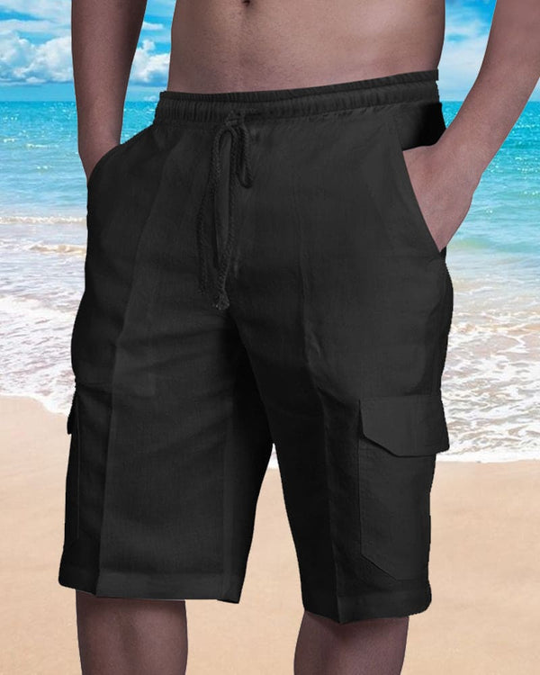 Zwarte cargoshorts voor heren met zakken, strand op de achtergrond, zomermode, comfortabele casual kleding, ideaal voor strandvakanties.