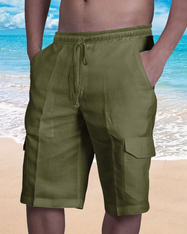 Groene cargoshorts voor heren op een strandachtergrond, ideaal voor zomermode. Comfortabele pasvorm met zakken, perfect voor casual stranduitjes.