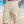Beige linnen cargo shorts voor heren op strand, comfortabele zomerkleding, casual stijl, met zakken, ideaal voor vakantie en strandwandelingen.