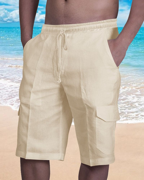 Beige linnen cargo shorts voor heren op strand, comfortabele zomerkleding, casual stijl, met zakken, ideaal voor vakantie en strandwandelingen.