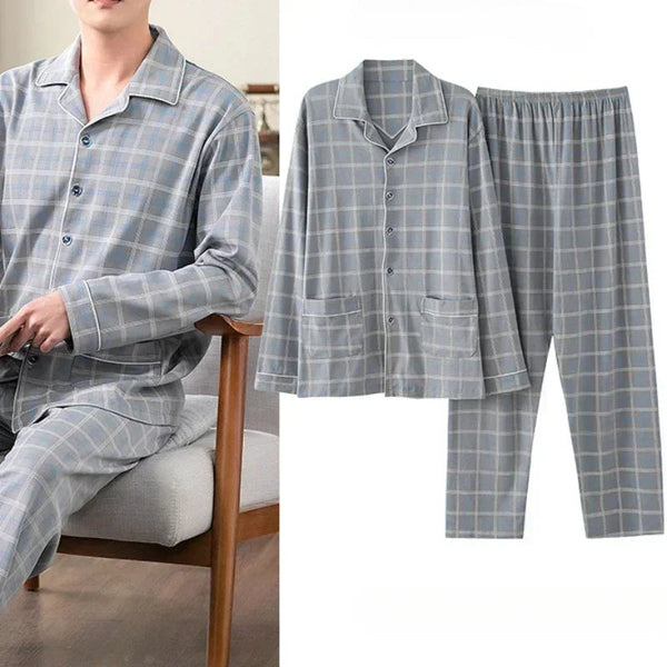 Grijs geruit herenpyjama set, bestaande uit een knoopsluiting overhemd en lange broek, comfortabel en stijlvol nachtkleding voor mannen.